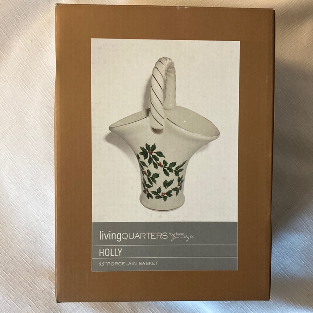 living quarters Holly basket